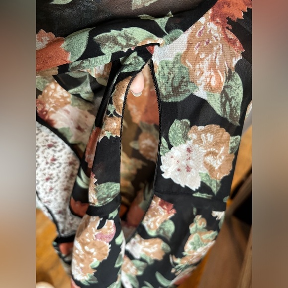 Simply Noelle Floral Tunic - Picture 7 of 9